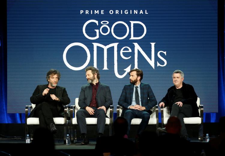Til venstre ses medforfatter til romanen 'Good Omens', Neil Gaiman. Derefter skuespillere fra rollebesætningen: Michael Sheen, David Tennant og til sidst producer Douglas Mackinnon. Foto: Danny Moloshok/Ritzau Scanpix