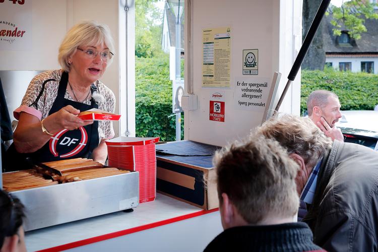 
Dansk Folkepartis Pia Kjærsgaard spørger, om det danske folk er ved at blive »udskiftet«. Her uddeler hun gratis pølser på Brønshøj Torv under valgkampen.
   Foto: Jens Dresling/POLFOTO
