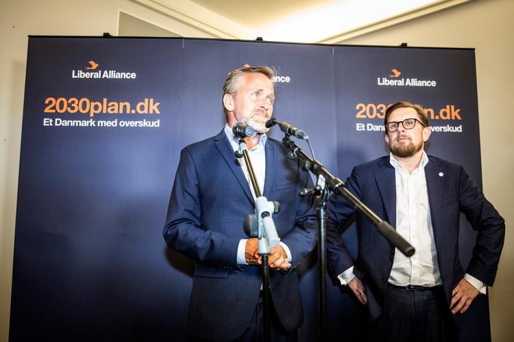 En af valgets helt store tabere var Liberal Alliance, der nu råder over færre kontorer på Christiansborg. På deres gang finder man lige nu en stak kampagneblade med den nu afgåede formand, Anders Samuelsen, på forsiden med teksten: 'Smides ud!'. Foto: Jens Hartmann Schmidt/POLFOTO