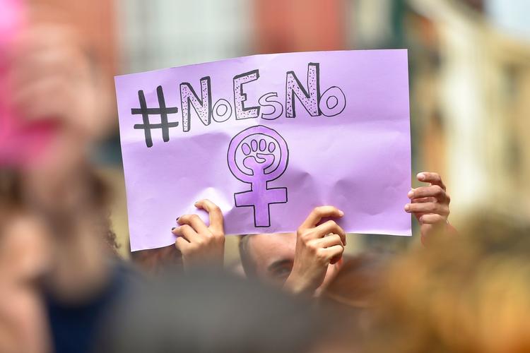 Nej betyder nej står der på demonstranternes plakat. Arkivfoto.   Foto: Ander Gillenea/Ritzau Scanpix