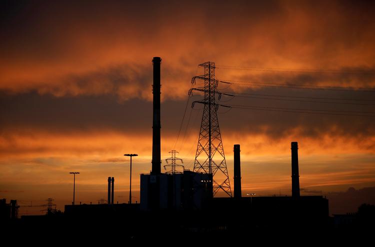 Kraftværket Termika Zeran i Warszawa er et af landets ældste og kulfyret. Polen har egne kulminer og har i årevis kæmpet imod en ambitiøs klimapolitik i EU. Foto: Kacper Pempel/Ritzau Scanpix