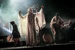 I centrum for Heilung står et trekløver bestående af den tyske strubesanger Kai Uwe Faust, mens danske Christopher Juul fungerer som en slags altmuligspillende producer og lydlandskabsmaler, og norske Maria Franz med gevir i panden synger som en drøm af et mareridt. Foto: Jacob Ehrbahn/POLFOTO