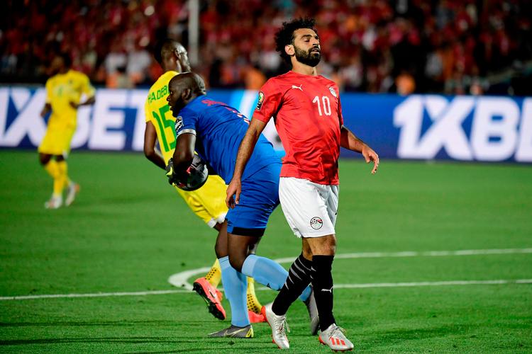 Egyptens superstjerne Mohamed Salah havde i denne situation ikke held til at overliste Zimbabwe-målmand Edmore Sibanda, der måtte udgå skadet efter 80 minutter af åbningskampen.  Foto: Javier Soriano/Ritzau Scanpix