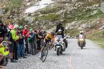 Egan Bernal forsvarede i dag sin gule førertrøje i Tour de Suisse, og han får i morgen på kongeetapen lejlighed til at genopfriske bekendtskabet med Tremola-stigningen op til toppen af Sankt Gotthard, hvor han brillerede fredag. Foto: Tour de Suisse/Buchli Fotografie. 