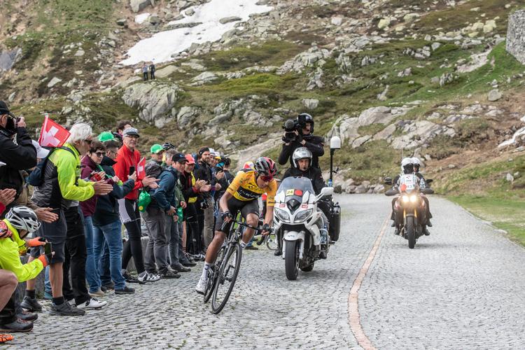 Egan Bernal forsvarede i dag sin gule førertrøje i Tour de Suisse, og han får i morgen på kongeetapen lejlighed til at genopfriske bekendtskabet med Tremola-stigningen op til toppen af Sankt Gotthard, hvor han brillerede fredag. Foto: Tour de Suisse/Buchli Fotografie. 