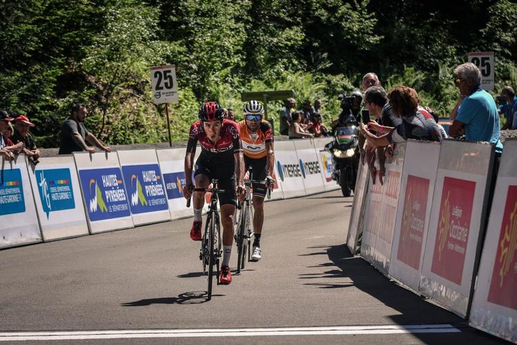 Den 21-årige colombianer Ivan Sosa holder verdensmesteren Alejandro Valverde bag sig i finalen på kongeetapen i La Route d'Occitanie. Foto: Aubin Lipke/La Route d'Occitanie 