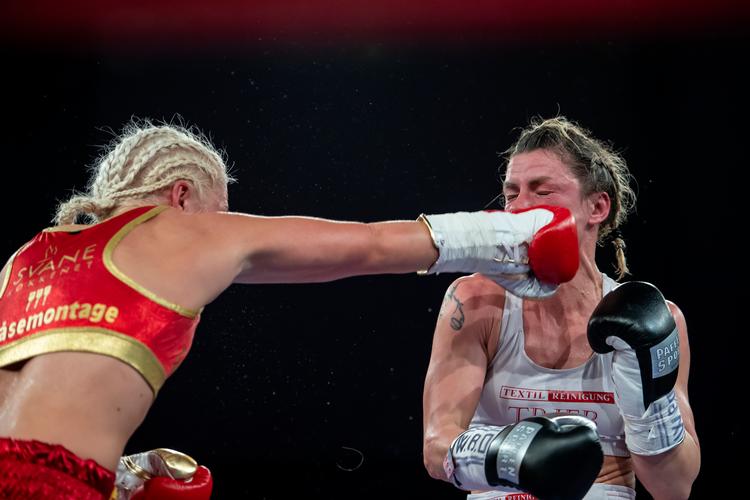 Dina Thorslund forventes nu at jagte en stor kamp i USA efter sin sejr lørdag aften.
   Foto: René Schütze/Fotograf René Schütze