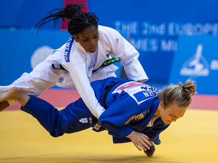 21-årige judokæmper Lærke Olsen i mørkeblåt måtte søndag se sig slået af sin italienske modstander efter tre danske straffe (shido). Foto: Lars Møller/Ritzau Scanpix