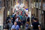 I den store bazar i Teheran er der fuld gang i handelen.  Foto: Wana News Agency/Ritzau Scanpix
