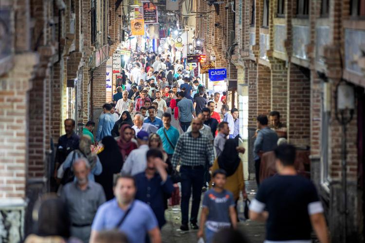 I den store bazar i Teheran er der fuld gang i handelen.  Foto: Wana News Agency/Ritzau Scanpix