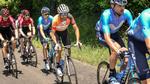 Alejandro Valverde godt beskyttet af holdkammerater er iklædt førertrøjen på vej mod den samlede sejr i La Roue d'Occitanie. 