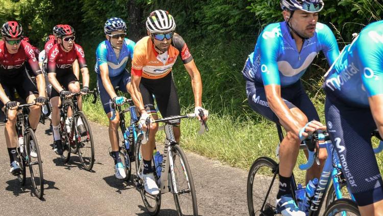 Alejandro Valverde godt beskyttet af holdkammerater er iklædt førertrøjen på vej mod den samlede sejr i La Roue d'Occitanie. 