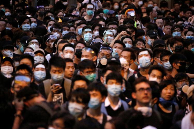 Det vurderes, at op imod to millioner mennesker var på gaden i Hongkong i protest mod et lovforslag, som, frygtede de, ville kunne udlevere kritiske borgere til Kina. 
   Foto: Ann Wang/Ritzau Scanpix