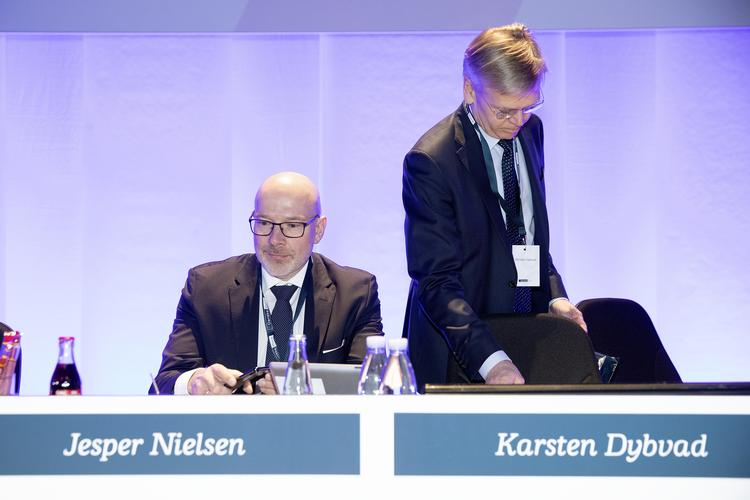 Jesper Nielsen (tv.) sammen med Danske Banks bestyrelsesformand Karsten Dybvad ved generalforsamlingen tidligere i år. 
   Foto: Peter Hove Olesen/POLFOTO