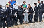 »Selskabet har ingen sympati med de 1300 'aktivister', der på ulovlig vis trængte ind i Garzweiler-minen og besatte sporene på kulforsyningslinjerne«, skriver selskabet.  Foto: Ina Fassbender/Ritzau Scanpix