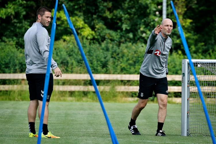 Jesper Sørensen (th.) viser vejen for Martin Retov på træningsbanen i Brøndby.  De er asisterende trænere i staben, hvor den nu afgåede U21-landstræner Niels Frederiksen er chefen.     Foto: Jens Dresling/POLFOTO