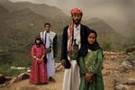 Barnebrude er et verdensomspændende problem. Her ses to piger fra Yemen, der selv er ofre for traditionen: Tahani (i lyserødt), der blev gift med sin mand, da hun var 6 og han 25. Hun står sammen med sin tidligere skolevendinde Ghada, der også blev gift som en lille pige. Billedet vandt en pris ved den internationale pressefotokonkurrence i 2012. Foto: Stephanie Sinclair/Ritzau Scanpix