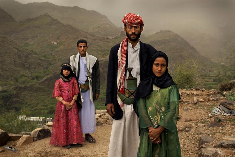 Barnebrude er et verdensomspændende problem. Her ses to piger fra Yemen, der selv er ofre for traditionen: Tahani (i lyserødt), der blev gift med sin mand, da hun var 6 og han 25. Hun står sammen med sin tidligere skolevendinde Ghada, der også blev gift som en lille pige. Billedet vandt en pris ved den internationale pressefotokonkurrence i 2012. Foto: Stephanie Sinclair/Ritzau Scanpix