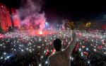 Ekrem Imamoglu fra oppositionspartiet CHP fejrer sin valgsejr i bydelen Beylikduzu i Istanbul søndag aften. De 16 millioner mennesker i Istanbul har i dag  »fornyet vores tro på demokrati og vores tillid til retfærdighed«, sagde han.       Foto: Onur Gunal/Ritzau Scanpix
