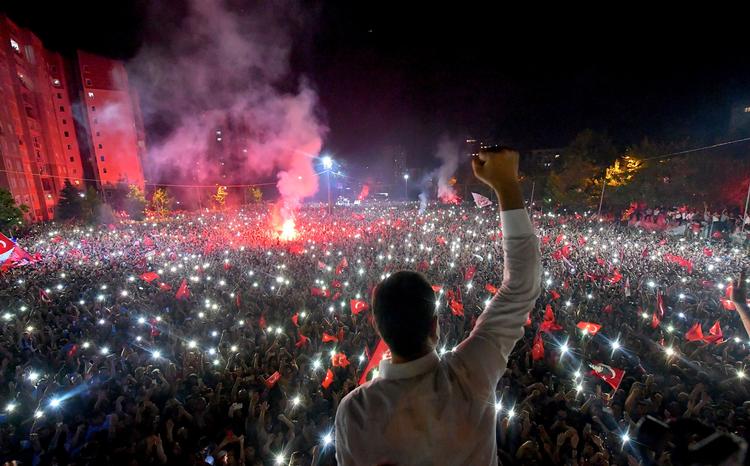 Ekrem Imamoglu fra oppositionspartiet CHP fejrer sin valgsejr i bydelen Beylikduzu i Istanbul søndag aften. De 16 millioner mennesker i Istanbul har i dag  »fornyet vores tro på demokrati og vores tillid til retfærdighed«, sagde han.       Foto: Onur Gunal/Ritzau Scanpix