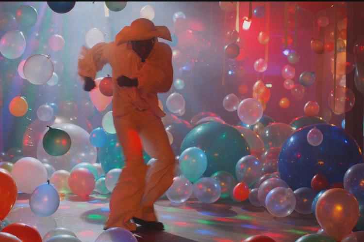 Den filmiske indkredsning og indpakning i 'Into a Space of Love' er flot og overdådig. Foto: Fra filmen ’Into a Space of Love’