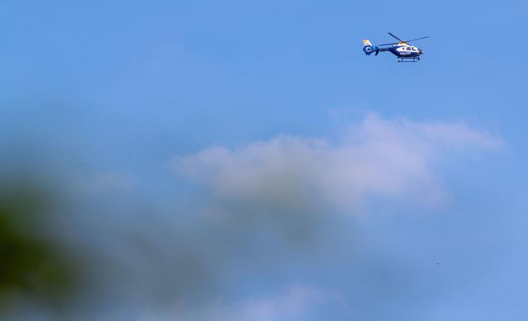 En helikopter svæver over området, hvor de to kampfly styrtede ned.  Foto: Jens Buttner/Ritzau Scanpix