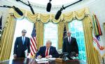 Donald Trump underskriver her et dekret med ordre om skrappe sanktioner mod Iran. Foto: Mandel Ngan/Ritzau Scanpix