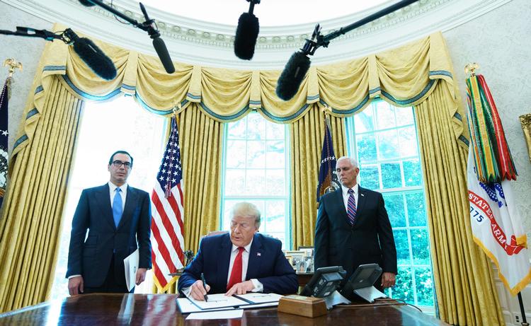 Donald Trump underskriver her et dekret med ordre om skrappe sanktioner mod Iran. Foto: Mandel Ngan/Ritzau Scanpix