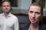 
    Mette Frederiksen og Nicolai Wammen fra Socialdemokratiet ankommer her tidligere på dagen til regeringsforhandlinger i Landstingssalen på Christiansborg. Foto: Mads Claus Rasmussen/Ritzau Scanpix