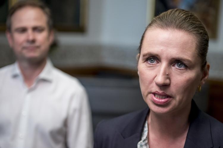 
    Mette Frederiksen og Nicolai Wammen fra Socialdemokratiet ankommer her tidligere på dagen til regeringsforhandlinger i Landstingssalen på Christiansborg. Foto: Mads Claus Rasmussen/Ritzau Scanpix