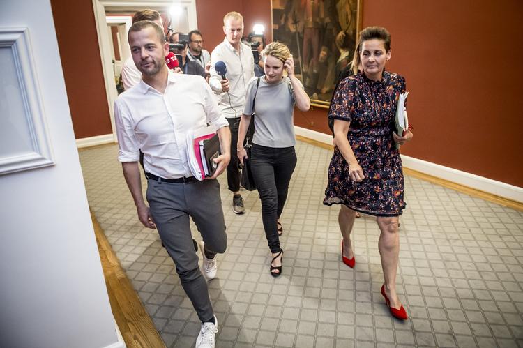 Pernille Skipper fra Enhedslisten, Pia Olsen Dyhr fra Socialistisk Folkeparti og Morten Østergaard fra de Radikale Venstre forlader regeringsforhandlinger på Mette Frederiksens kontor på Christiansborg sent mandag. Foto: Mads Claus Rasmussen/Ritzau Scanpix