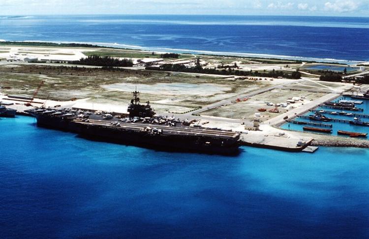 En af Chagos-øerne er atollen Diego Garcia, der huser en stor flåde- og luftbase. Foto: Wikimedia Commons