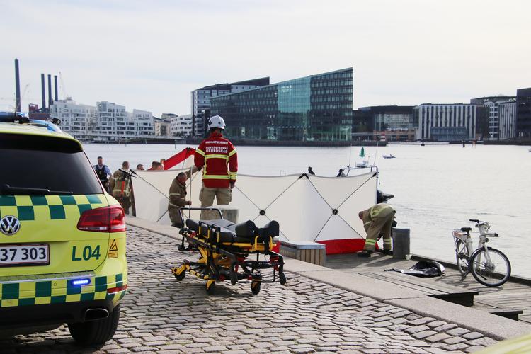 Redningsfolk på Islands Brygge i går.  Foto: Presse-fotos.dk/Ritzau Scanpix