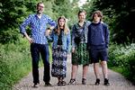 Klimafamilien Mads, Marie, Agnes og Anton K. Boldsen er gået efter at skære på deres klimaaftryk der, hvor det batter mest: Flyrejser og indkøb af ting og sager. Foto: Martin Lehmann/POLFOTO