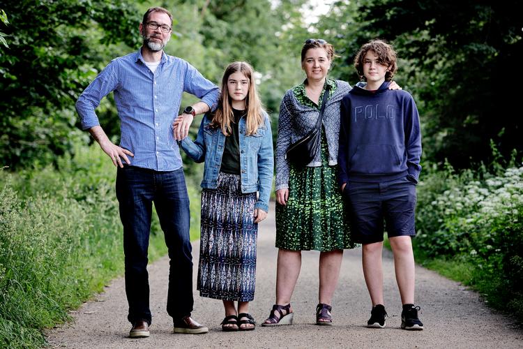 Klimafamilien Mads, Marie, Agnes og Anton K. Boldsen er gået efter at skære på deres klimaaftryk der, hvor det batter mest: Flyrejser og indkøb af ting og sager. Foto: Martin Lehmann/POLFOTO
