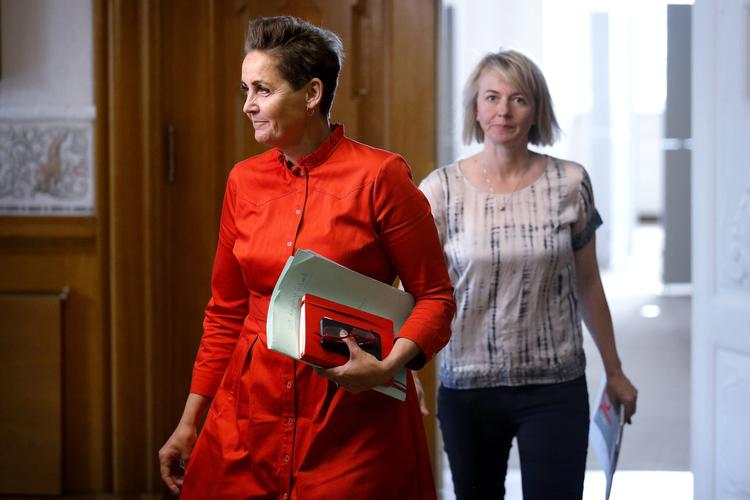 SF's formand Pia Olsen Dyhr (t.v.) har efterhånden gået ind og ud af forhandlinger mange gange. Foto: Jens Dresling (arkiv)/POLFOTO