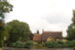  Denne hæk er mindst 200 år gammel, men klippes troligt hvert år i nøjagtig samme former. Den er af buksbom, der sammen med taks er den plante, der holder længst. Ligger i den lille by Chipping Campden i grevskabet Cotswolds i England.  Foto: Cathrine Becher