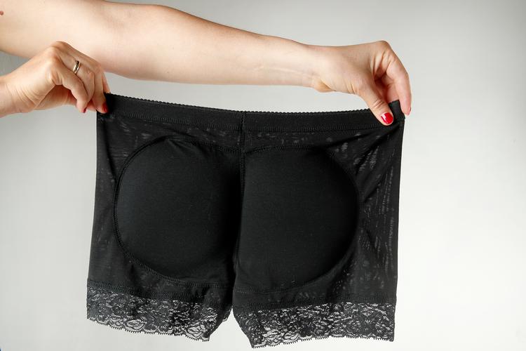 
Bagsideredaktøren havde valgt en størrelse large - hun er normalt en medium - for tøj på Wish er ofte meget småt. »De giver et øjeblikkeligt løft af bagen«, står der på Wish, hvilket er sandt.
   Foto: Jens Dresling
