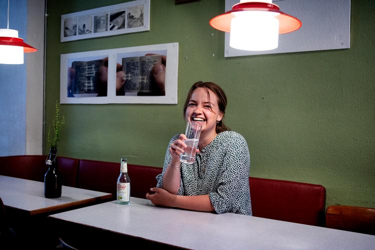 Amanda Vagner Christiansen på 23 drikker sig ikke fuld længere. Den beslutning resulterede blandt andet i en identitetskrise i gymnasietiden, fordi hun følte sig udenfor. I dag er hun glad for sin beslutning. Hun håber, at flere vil stå ved deres fravalg. Foto: Finn Frandsen/POLFOTO