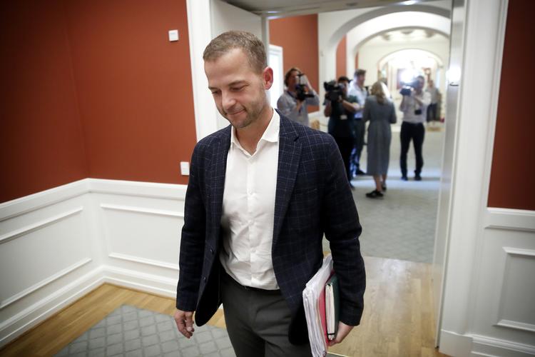 
Radikales Morten Østergaard forlader her Socialdemokraternes Mette Frederiksens kontor.
   Foto: Jens Dresling/POLFOTO
