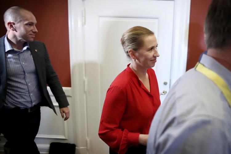 
    Socialdemokraternes Mette Frederiksen forlader sig kontor med stabschef Martin Rossen.
   Foto: Jens Dresling/POLFOTO