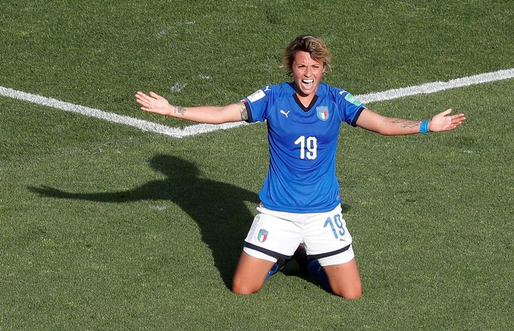  Italienske storklubber som Juventus, AC Milan, AS Roma og Fiorentina har indenfor de seneste fem år tage kvindefodbolden til sig. Det giver nu italiensk bonus i form af en VM-kvartfinale, som Milan-spilleren Valentina Giacinti med sin 1-0-scoring sendte de blåblusede i retning af.  Foto: Eric Gaillard/Ritzau Scanpix
