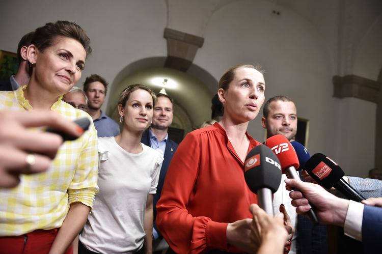 
    Mette Frederiksen fra Socialdemokratiet, Pia Olsen Dyhr fra SF, Pernille Skipper fra Enhedslisten og Morten Østergaard fra Radikale efter de afsluttede regeringsforhandlinger i Landstingssalen på Christiansborg Foto: Mads Claus Rasmussen/Ritzau Scanpix