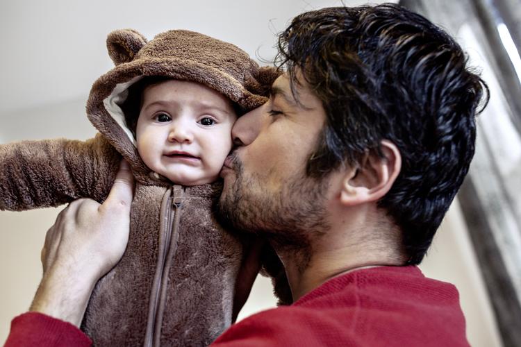 Vahid Rahmati og hans datter Maja på seks måneder er blandt beboerne på Sjælsmark. 
   Foto: Miriam Dalsgaard/POLFOTO