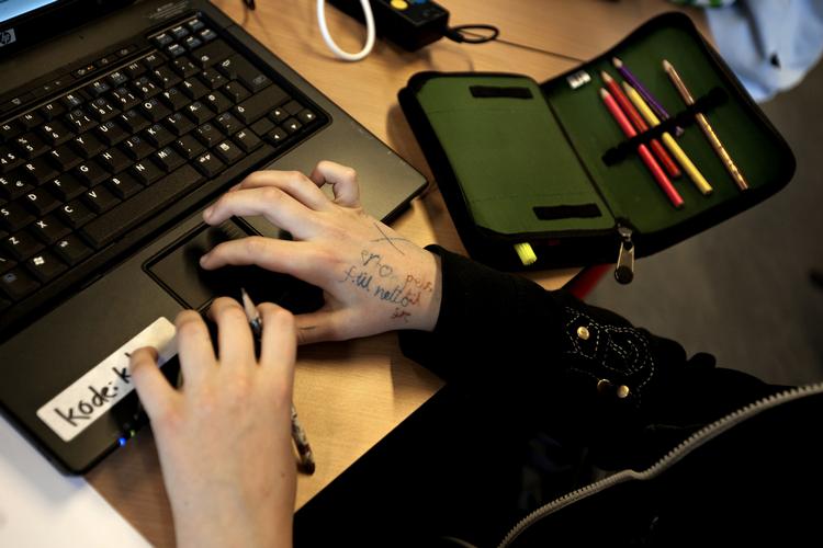 Eleverne i de danske folkeskoler skal fremover igennem færre prøver og test i deres skoletid. Det står klart, efter R, SF, Enhedslisten og S tirsdag kort før midnat blev enige om en 'politisk forståelse'.  Foto: Jacob Ehrbahn/POLFOTO