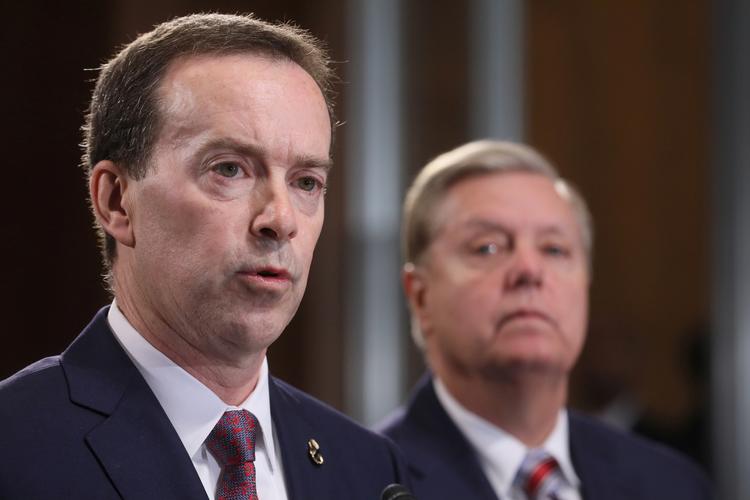 John Sanders (TV), chef for det amerikanske grænse- og toldagentur, har meddelt sin afgang. På billedet deltager han i et pressemøde med senator Lindsey Graham. Foto: Jonathan Ernst/Ritzau Scanpix