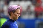 »Jeg har ikke altid følt, at flaget repræsenterede mig som homoseksuel kvinde«, forklarer Megan Rapinoe som baggrund for sin protest.
   Foto: Franck Fife/Ritzau Scanpix