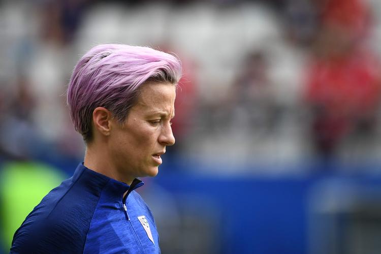 »Jeg har ikke altid følt, at flaget repræsenterede mig som homoseksuel kvinde«, forklarer Megan Rapinoe som baggrund for sin protest.
   Foto: Franck Fife/Ritzau Scanpix