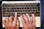Det er det såkaldte sommerfugle-tastatur på MacBooks, der giver forbrugerne problemer. Tastaturet blev første gang anvendt på MacBooks i 2015 og er siden blevet opdateret flere gange, men alligevel sætter taster sig stadig fast eller stopper med at virke. Foto: Jens Dresling/POLFOTO