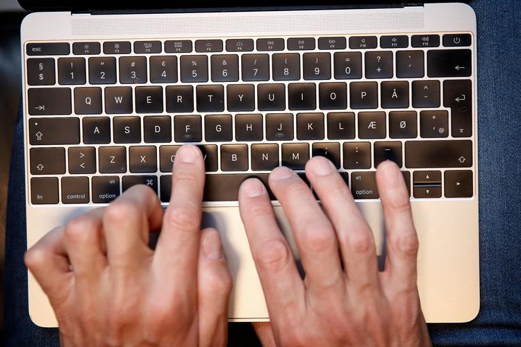 Det er det såkaldte sommerfugle-tastatur på MacBooks, der giver forbrugerne problemer. Tastaturet blev første gang anvendt på MacBooks i 2015 og er siden blevet opdateret flere gange, men alligevel sætter taster sig stadig fast eller stopper med at virke. Foto: Jens Dresling/POLFOTO
